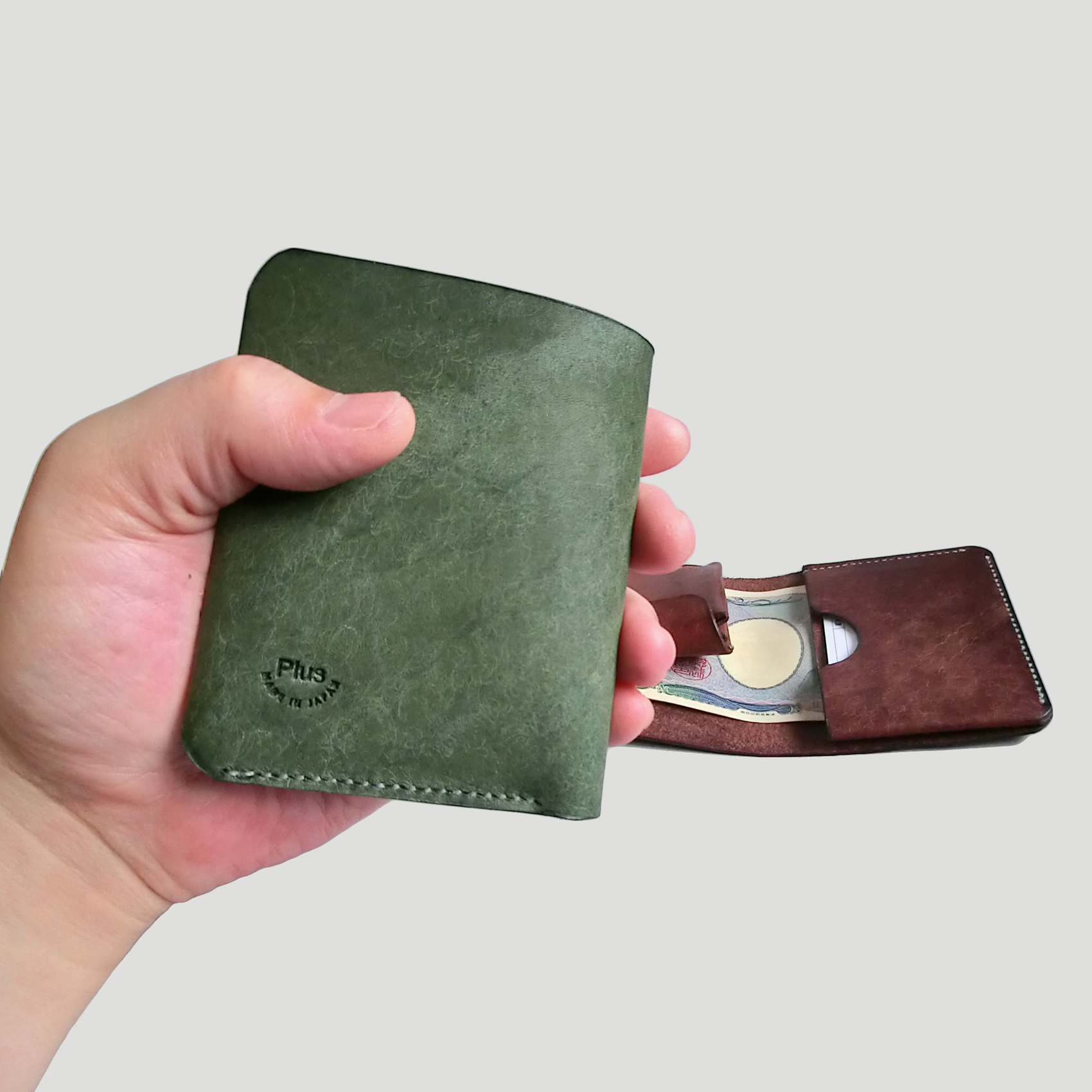 「コンパクト」で「シンプル」、身軽な財布です