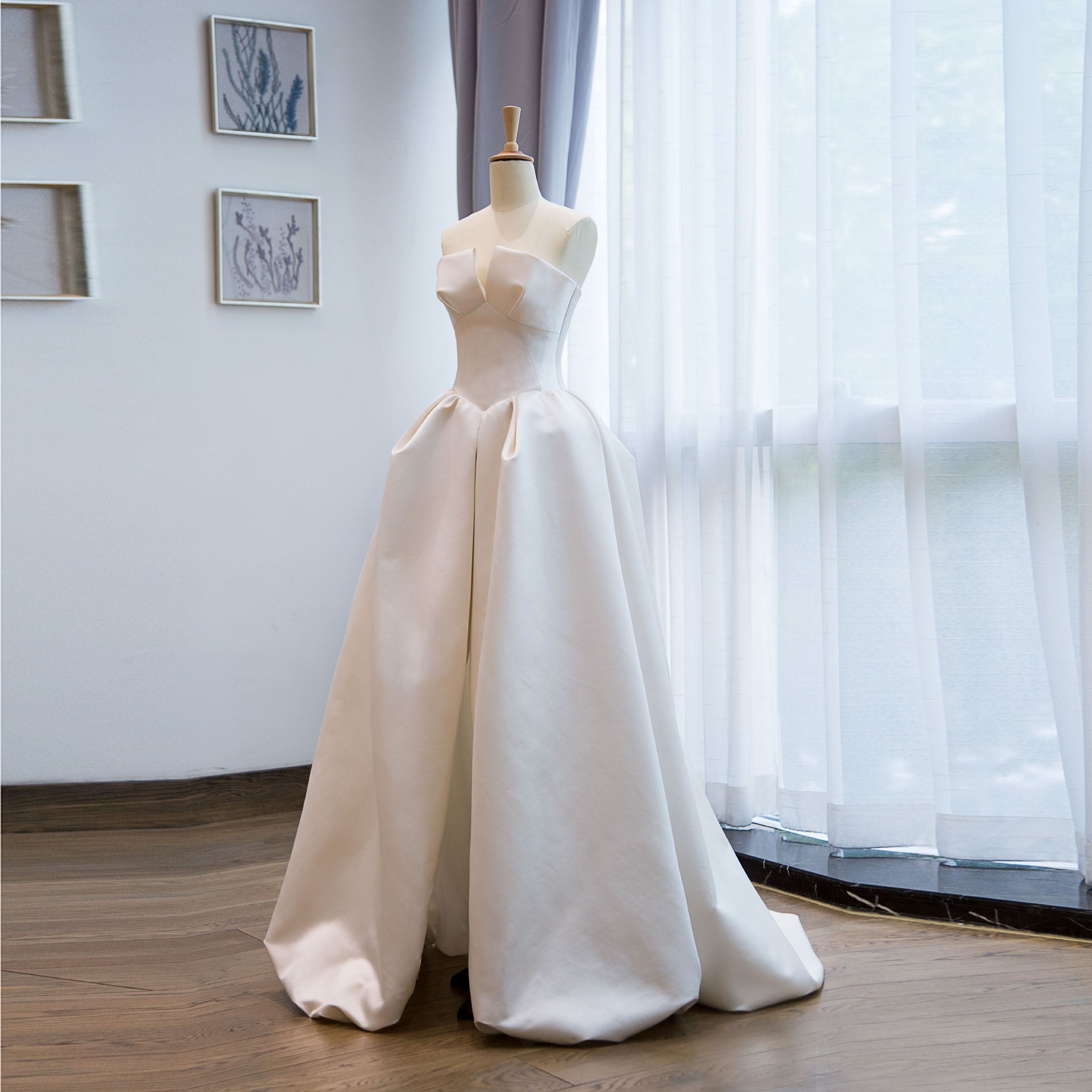 【eanda wedding】ウェディングドレスは現代的、モダン、スタイリッシュに着こなす：)　