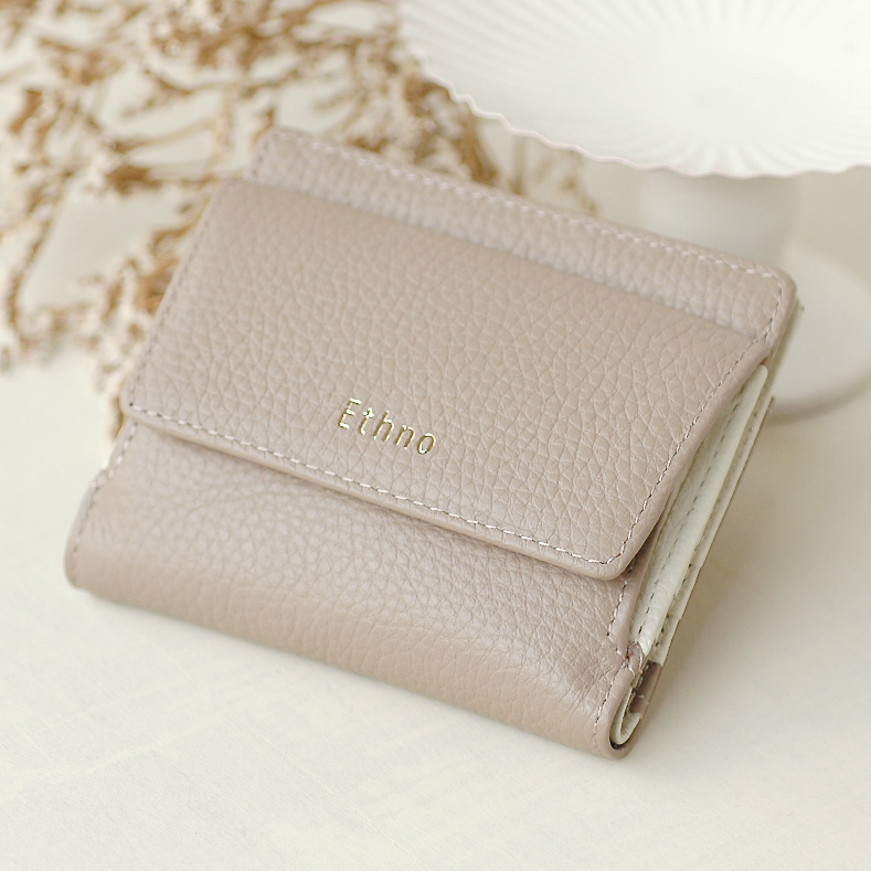薄くい、コンパクト、小銭入れもBOXタイプで、とても使いやすいお財布！