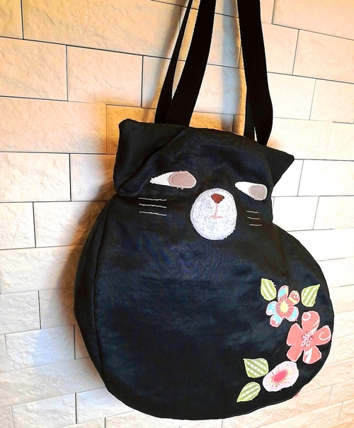 “黒猫さんそのもの”バッグ　販売中です。