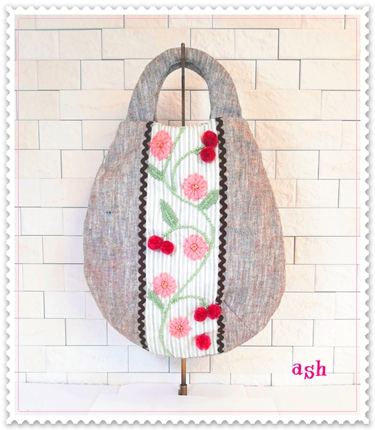 新作のたまごバッグ、お花と秋の実の刺繍が印象的なアクセサリーバッグ