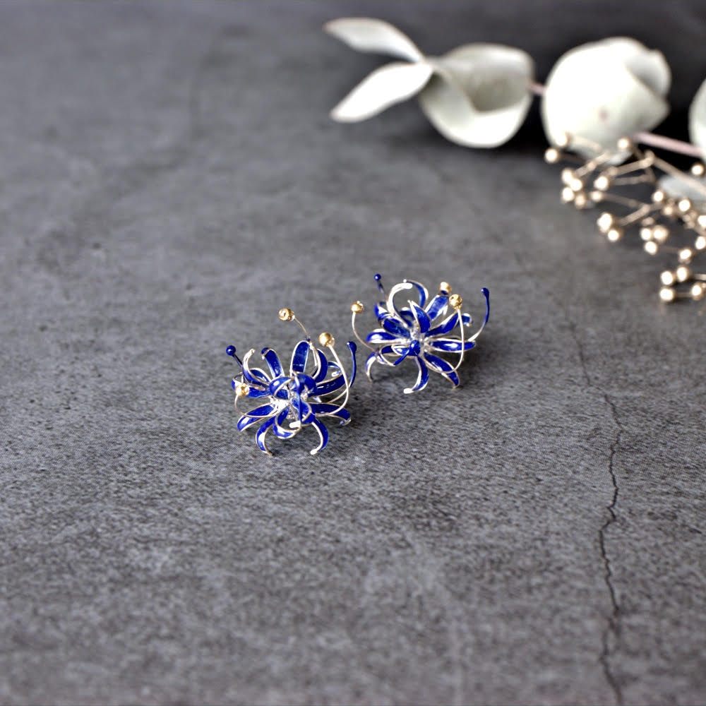 朱と藍の彼岸花ピアス イヤリング 本物の花のように繊細で可憐なアクセサリー base mag