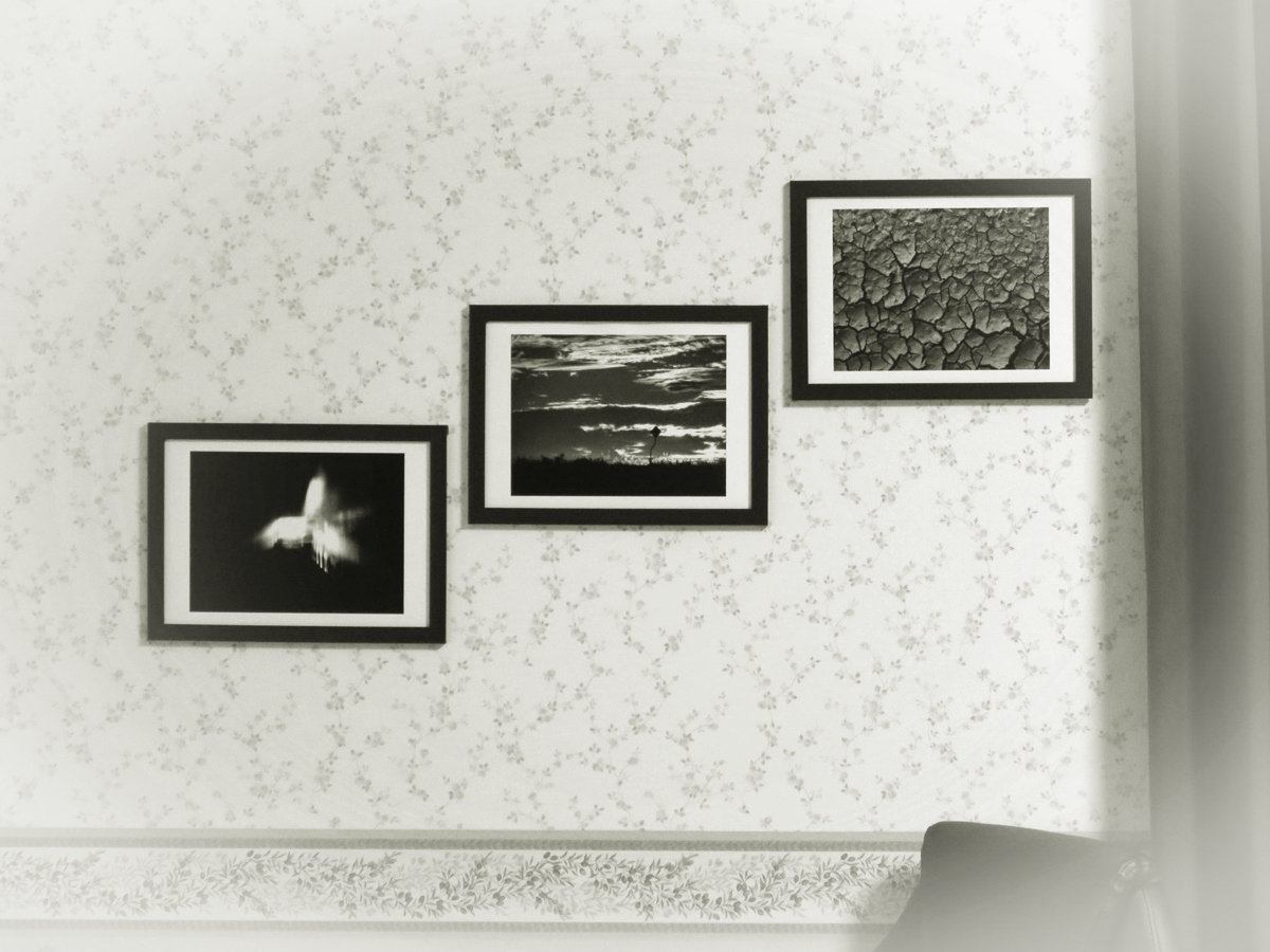 あなたのアート感覚で１歩踏み出す！何もない壁に飾るはじめての写真はモノクロ×ブラックフレームで！
