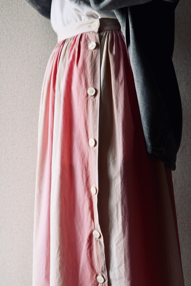 031 きれいなピンクのグラデーション　素材たっぷりのギャザースカート