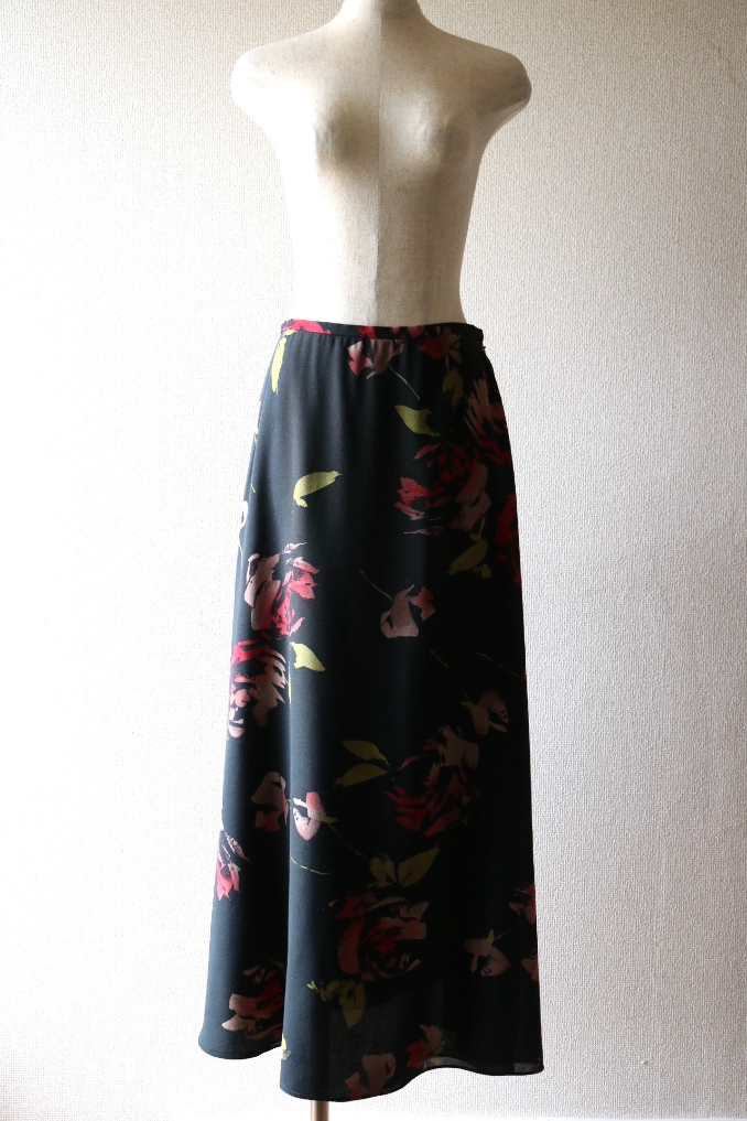 070 黒にカラフルな花柄 シルクロングスカート