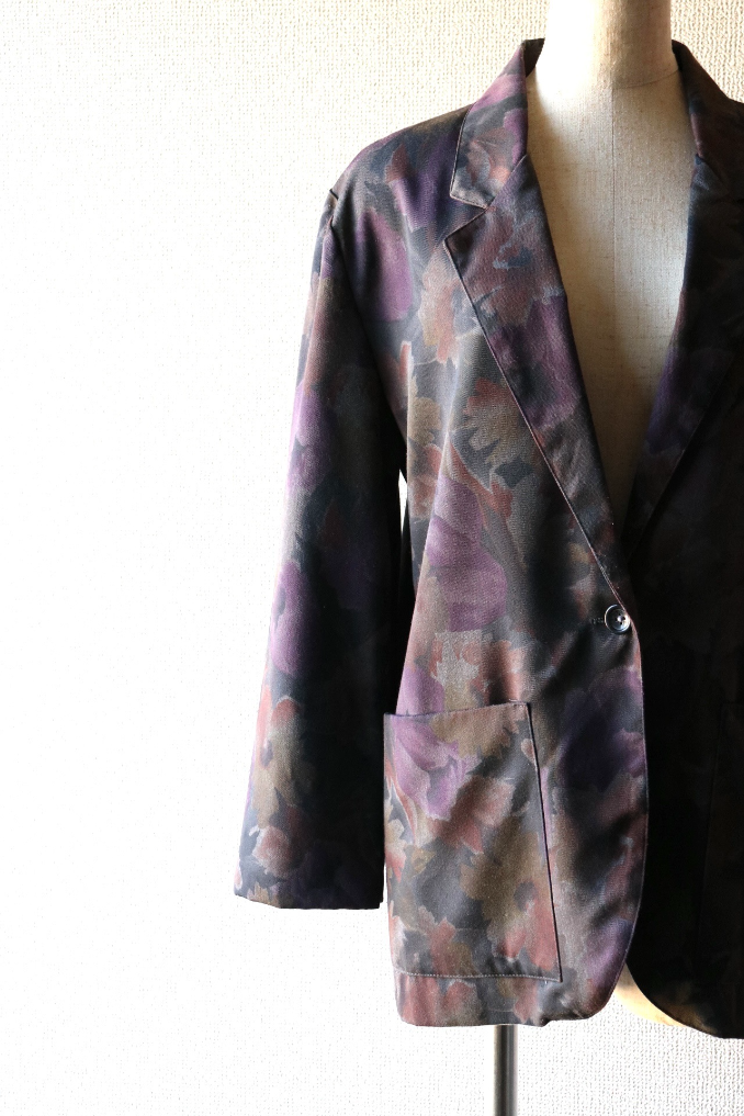067 紫の花柄が落ち着いた印象 総柄テーラードジャケット