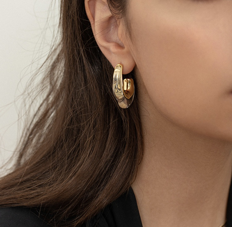 夏にぴったり♪ クリアカラーが涼やかな【Clear nuance curve pierce】