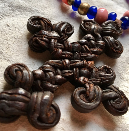 【No.322】アフリカレザークロス antique beads ピンクマサイ ビルマブルー 