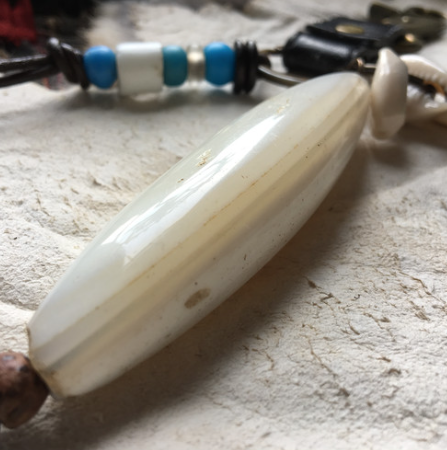 【No.156】antique 楕円型 白色 特大瑪瑙 キーホルダー レザー パドレビーズ アフリカ
