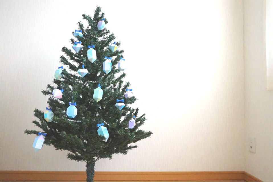 今年のクリスマスツリーは、大人かわいいのに決まり！キラキラ輝く宝石のオーナメント！