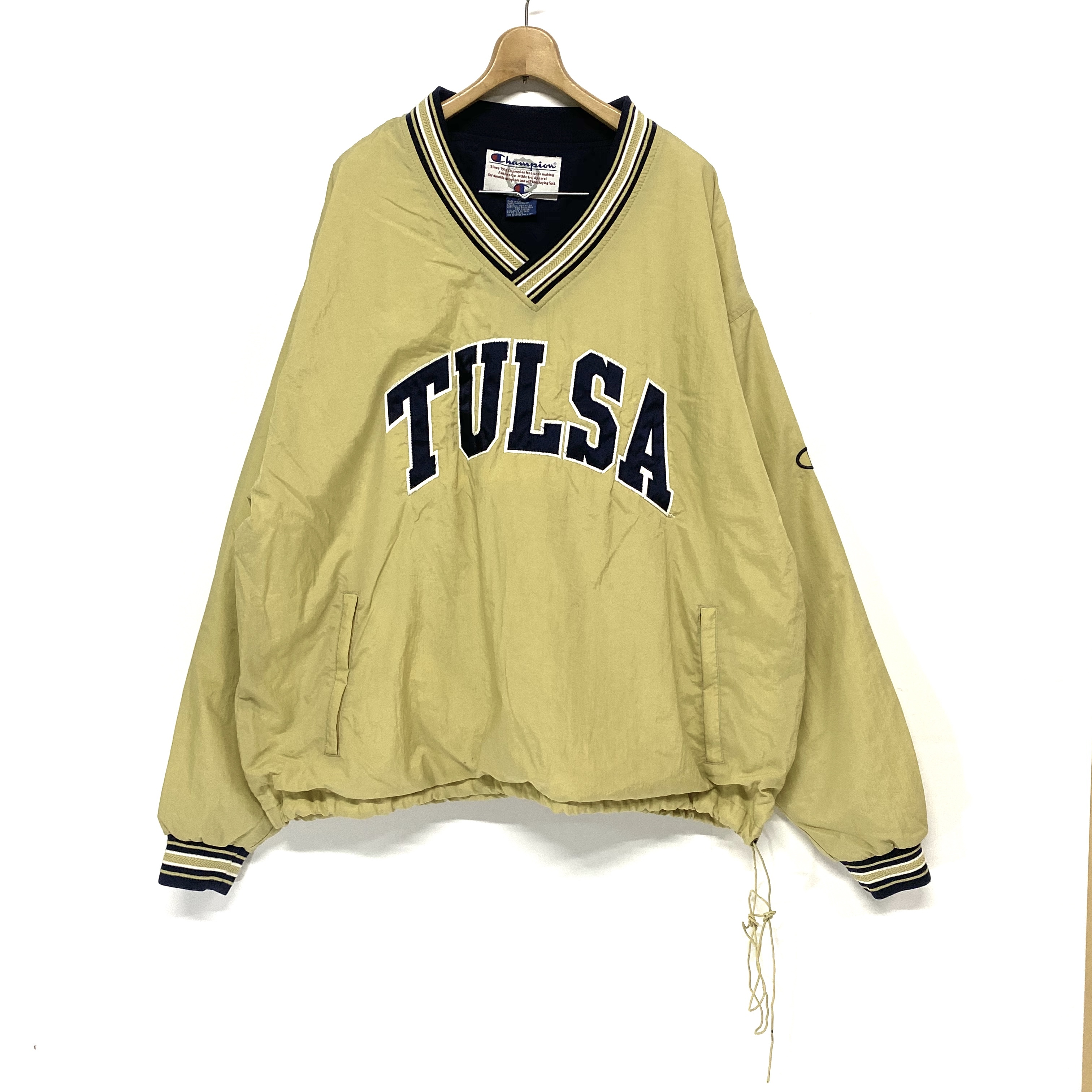 ビッグサイズ Champion チャンピオン Tulsa タルサ大学 Vネック ナイロン ウォームアップ プルオーバー 裾ドローコード付き イエロー 黄色 ゴールド 大きいサイズ メンズxxl 古着 ナイロンジャケット Cave 古着屋 公式 古着通販サイト