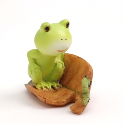 カエル雑貨 ぽっちゃり カエル 置物 ミニチュア オブジェ 青虫を眺めるカエル おしゃれ 可愛い 蛙 フロッグ 雑貨屋リエット