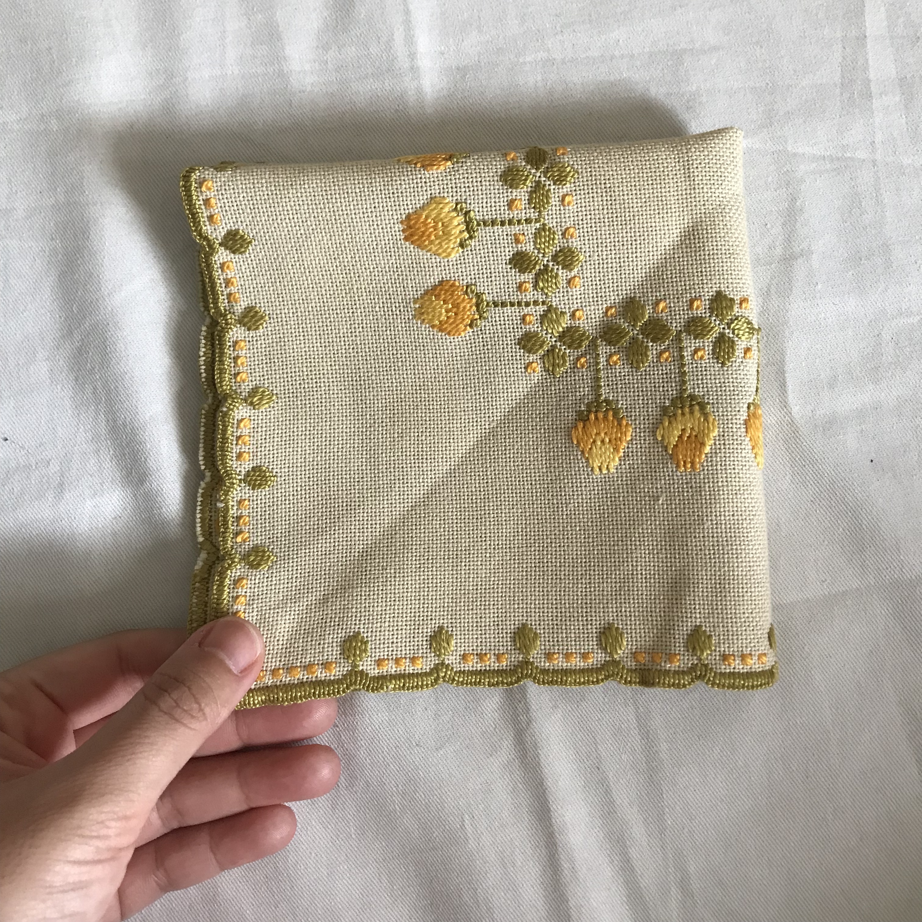 黄色い花の刺繍の布2 Tsuitachi Craft Brocante