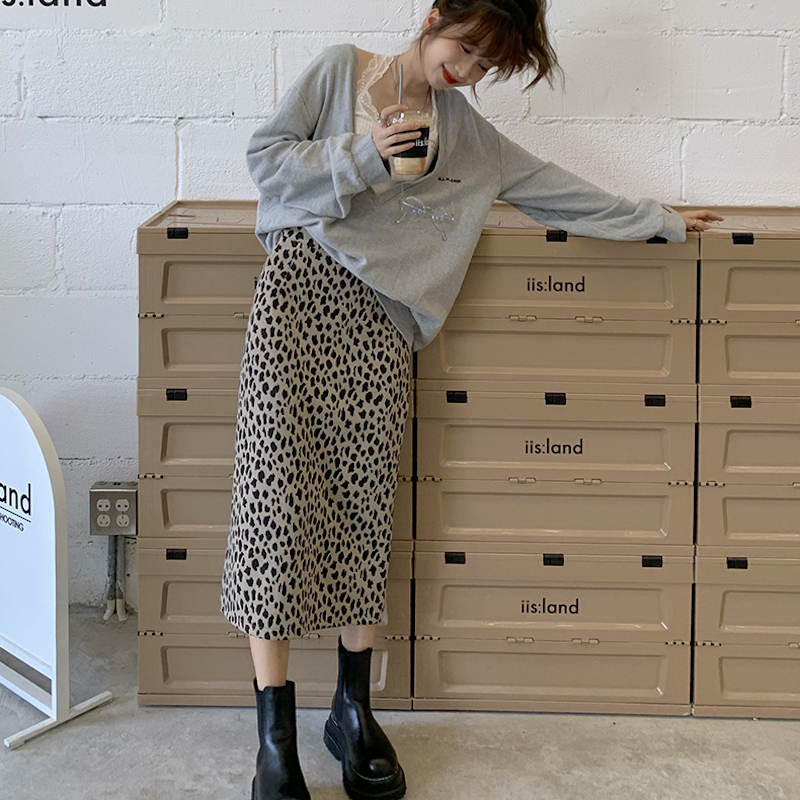 オルチャンファッション 韓国レディースファッション 6951 セットアップ セット商品 カットソー Vネック スカート スリット入りスカート Aライン タイトスカート 豹柄 送料無料 流行オルチャンファッション 人気のプチプラ韓国レディースファッション新作通販 Aliceholly