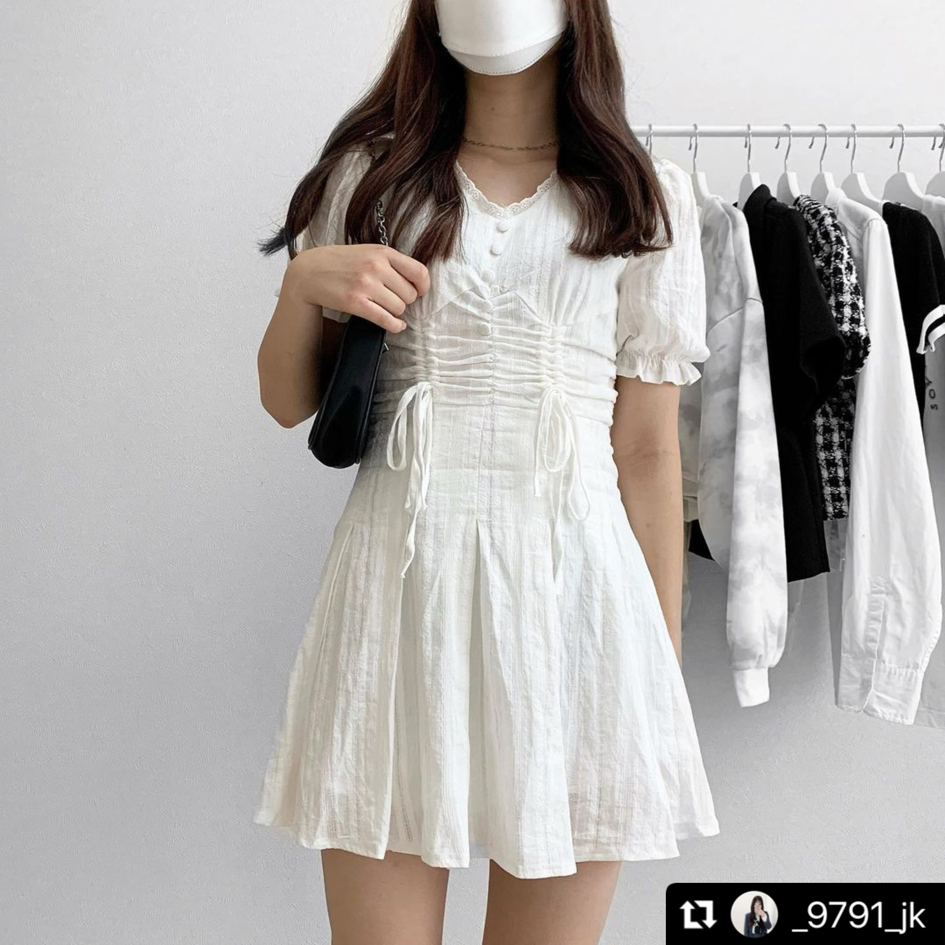 即納 ガーリーな 憧れ白ワンピ ミニ ワンピース プリーツ ぽわん袖 ギャザー Vネック レース リボン フェミニン 女っぽ Lamitte Deco トレンド 韓国ファッション ショップ