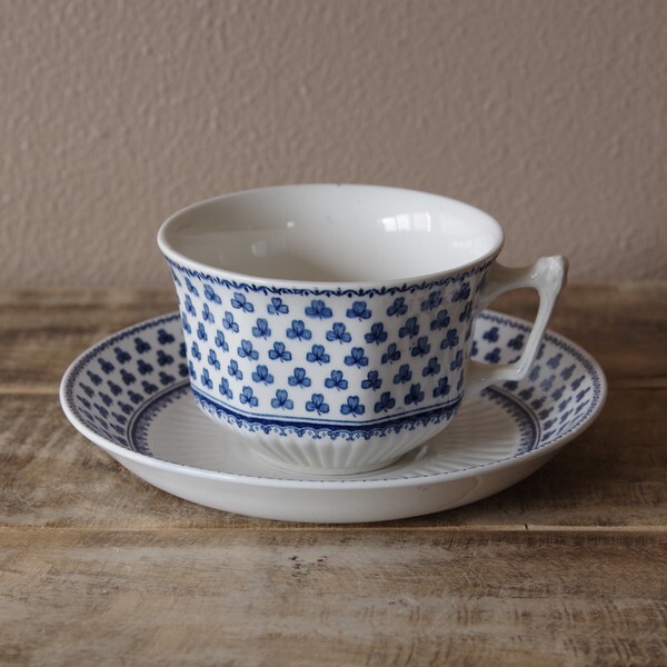 イギリス ヴィンテージ食器 アダムス Adams ブレントウッド Brentwood ブルー クローバー柄 カップ ソーサー アンティーク レトロモダン ネイビー Ironston Flohmarkt フローマルクト
