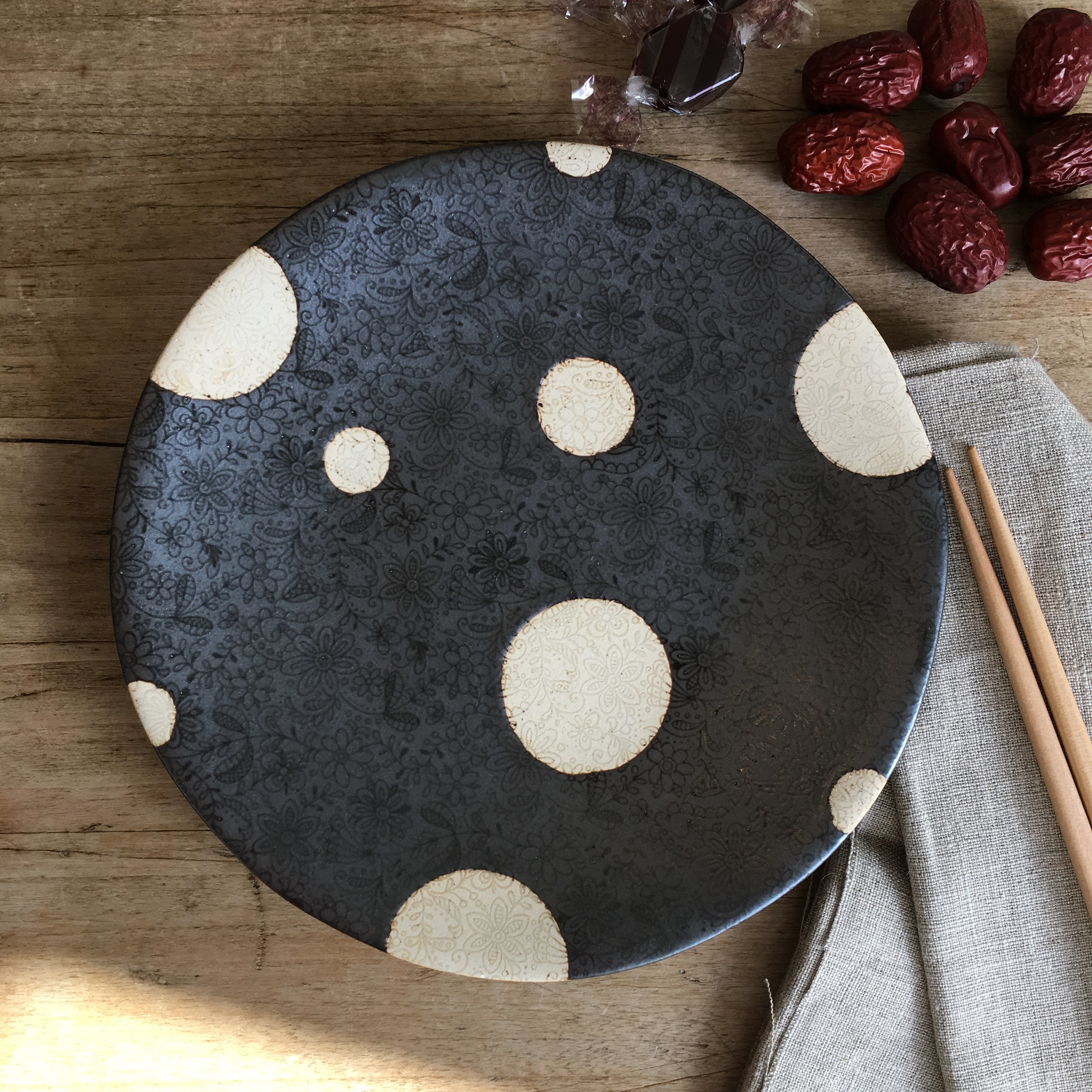 ２枚セット 黒と草花柄のドット和フレンチプレート 21 5センチ 中皿 おかず皿 パスタ皿 スイーツ皿 Kunpuu クンプウ トウキテン