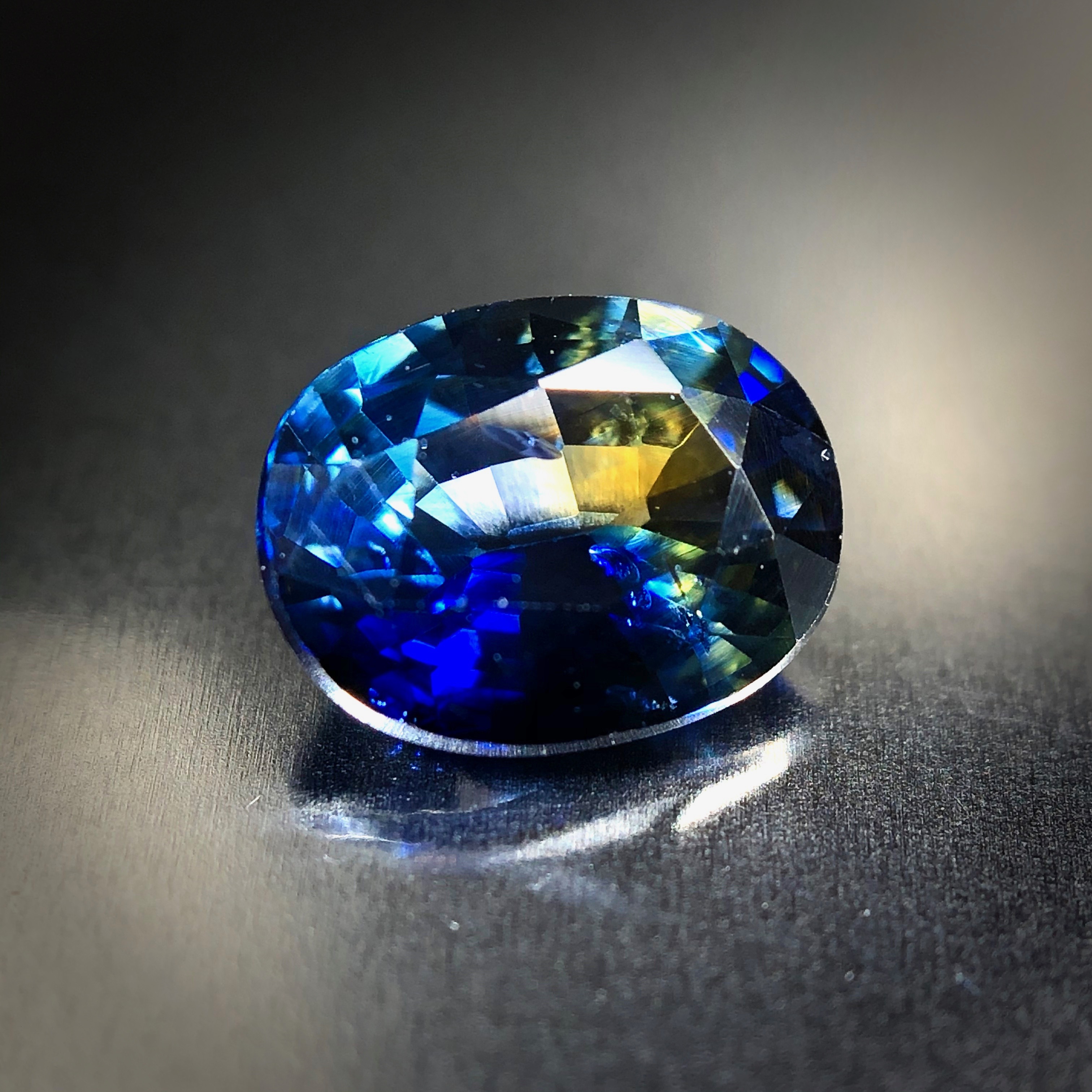 0.95ct☆ブルーサファイア☆隠れバイカラー☆6.4x4.4mmの+forest