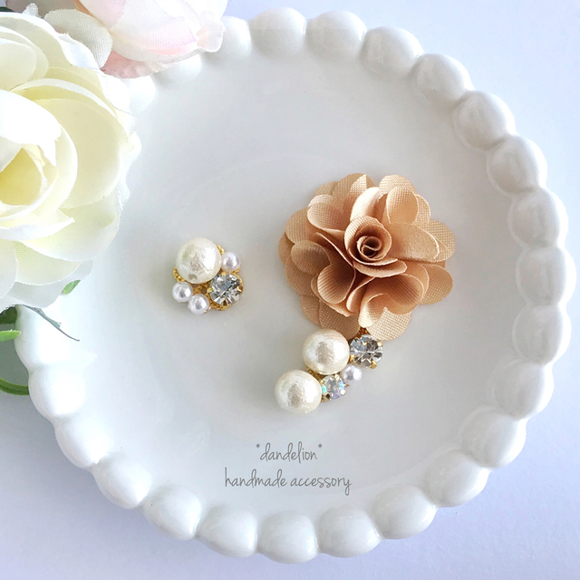 ミルクティーベージュ花コットンパールビジューイヤーカフピアス イヤリング セット Dandelion ガラスドームやハーバリウムの大人可愛いハンドメイドピアス