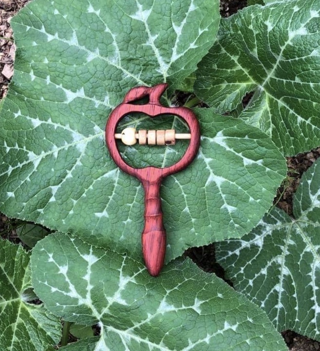 あかちゃんのガラガラ パドックのりんごと毛虫 木工房ナガリ家