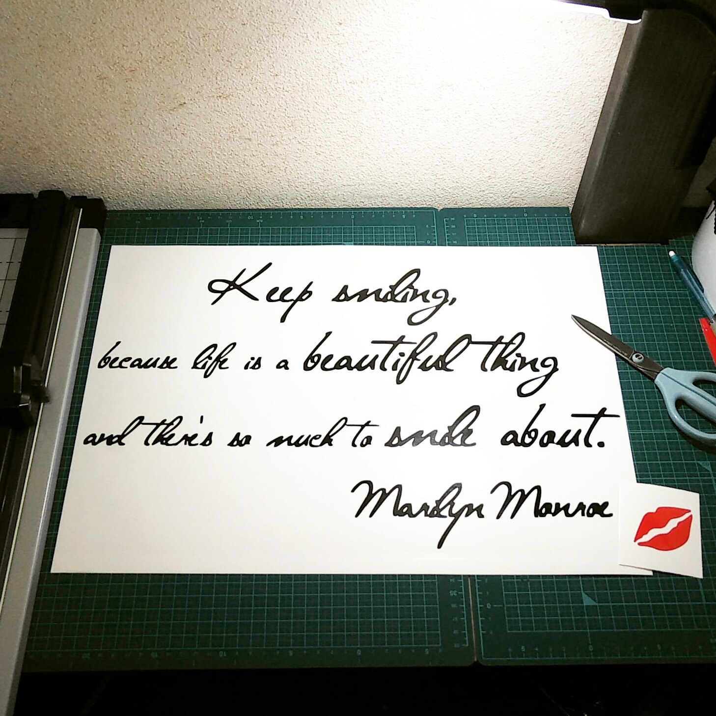 ウォールステッカー マリリンモンロー 名言 Keep Smiling 筆記体 タイプ1 英字 英語 マリリン モンロー 黒 光沢 Iby アイバイ ウォールステッカー 通販