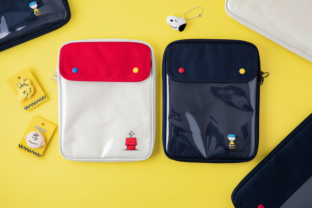 韓国限定 Peanuts Snoopy Pocket Ipad Pouch 2colors ピーナツ スヌーピー タブレット アイパッド ポーチ 持ち手付き ケース 公式 韓国雑貨 Tokki Maeul トッキマウル 韓国雑貨通販サイト