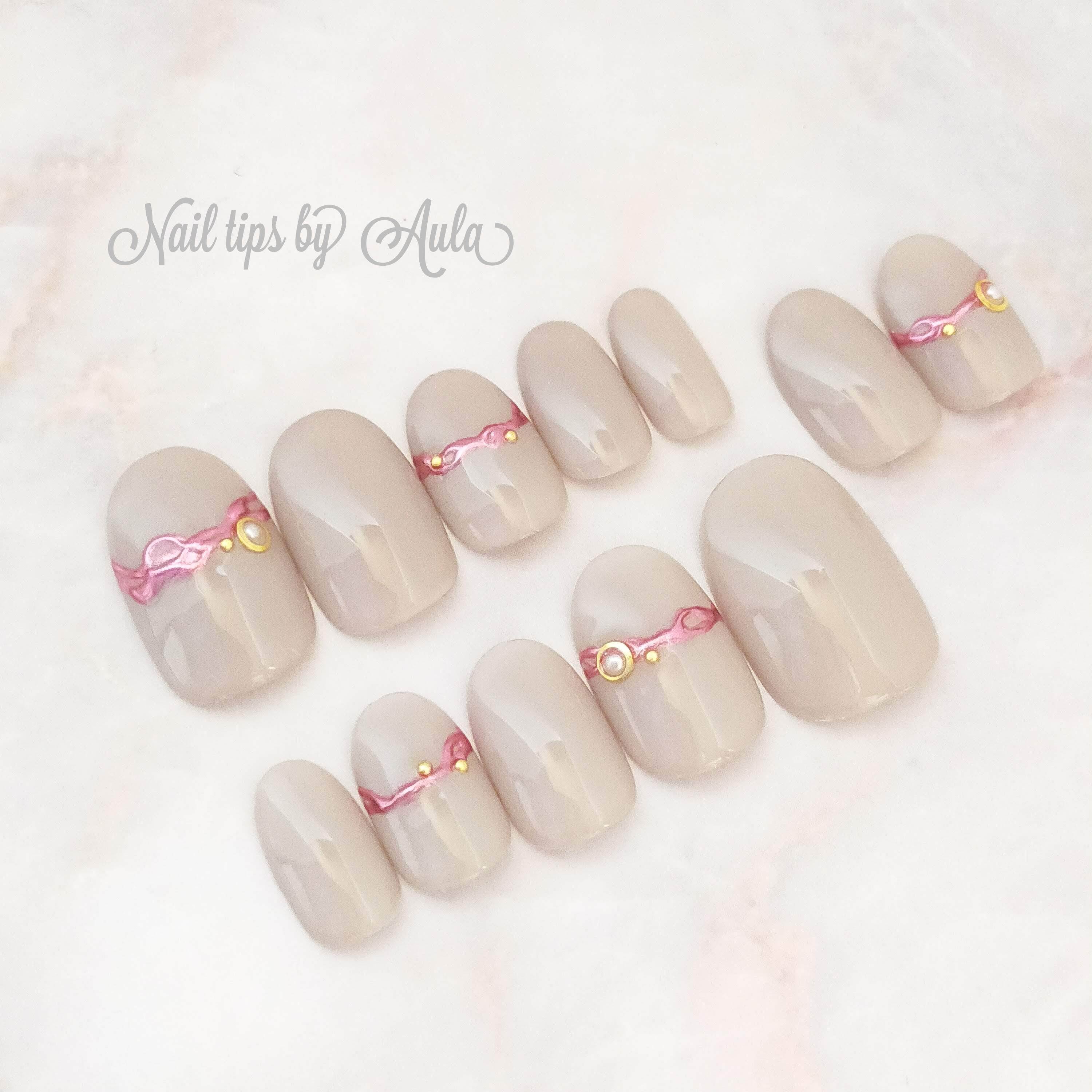 ワンポイントが可愛いグレージュのオフィスネイル ネイルチップ専門店aula Nail ーアウラ ネイルー