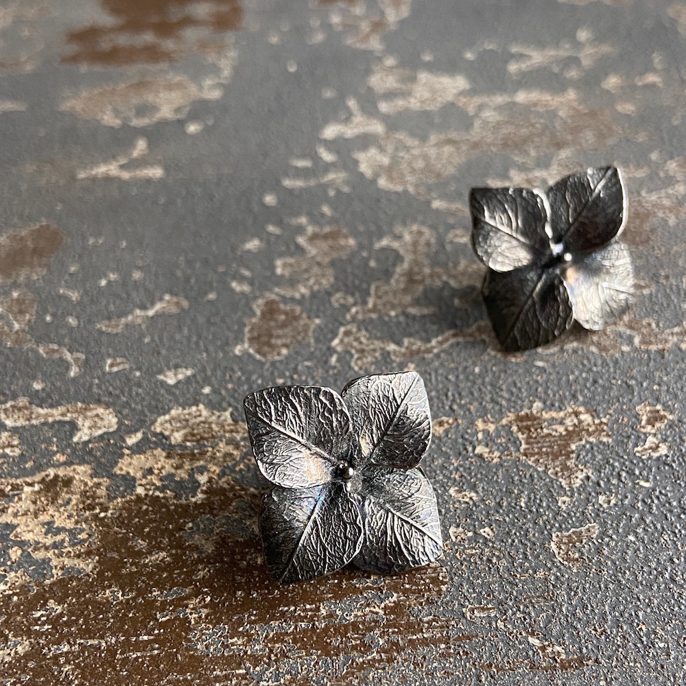 Fiori あじさいのシルバーピアス Mano Pigra