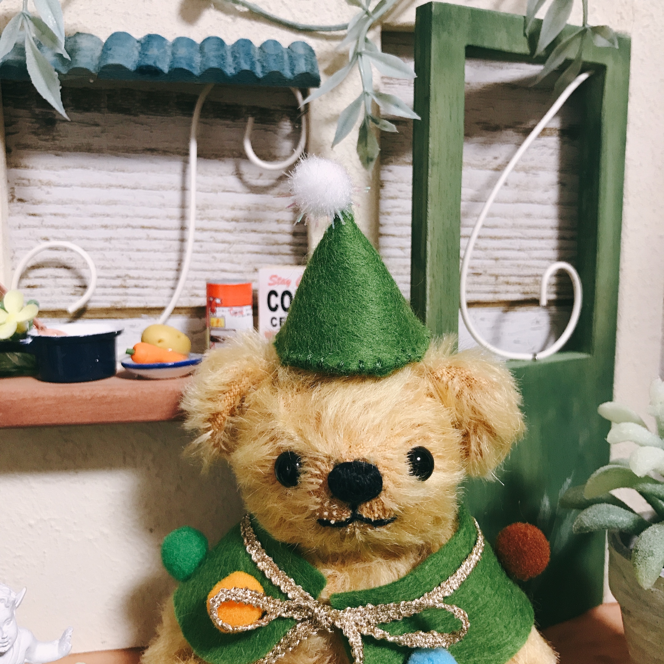 緑の三角帽子のテディベア Teddybear Shop Sakuranbo Bear
