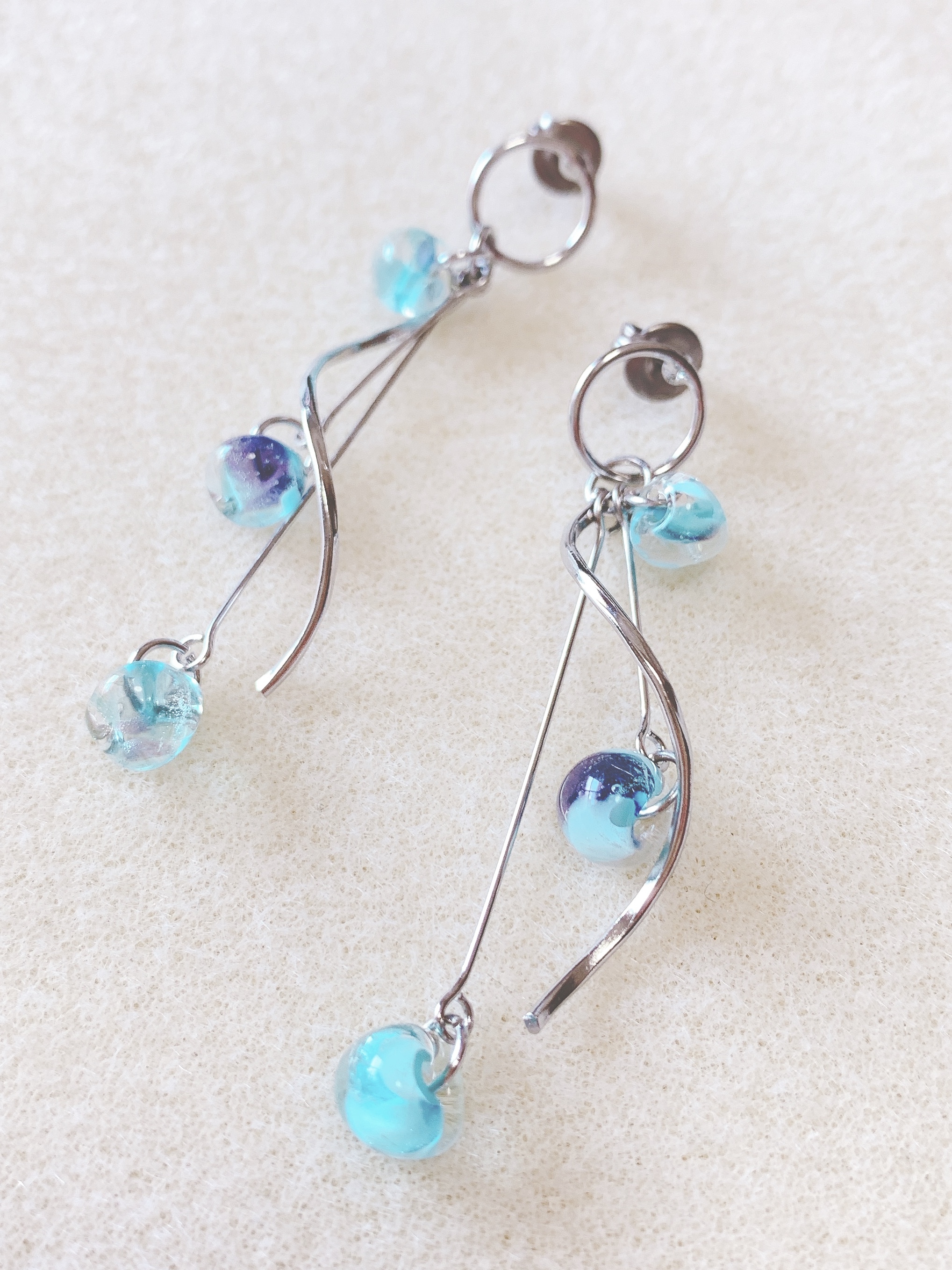 ティアドロップビーズの流れるらせんのピアス ありさの宝箱 糸島