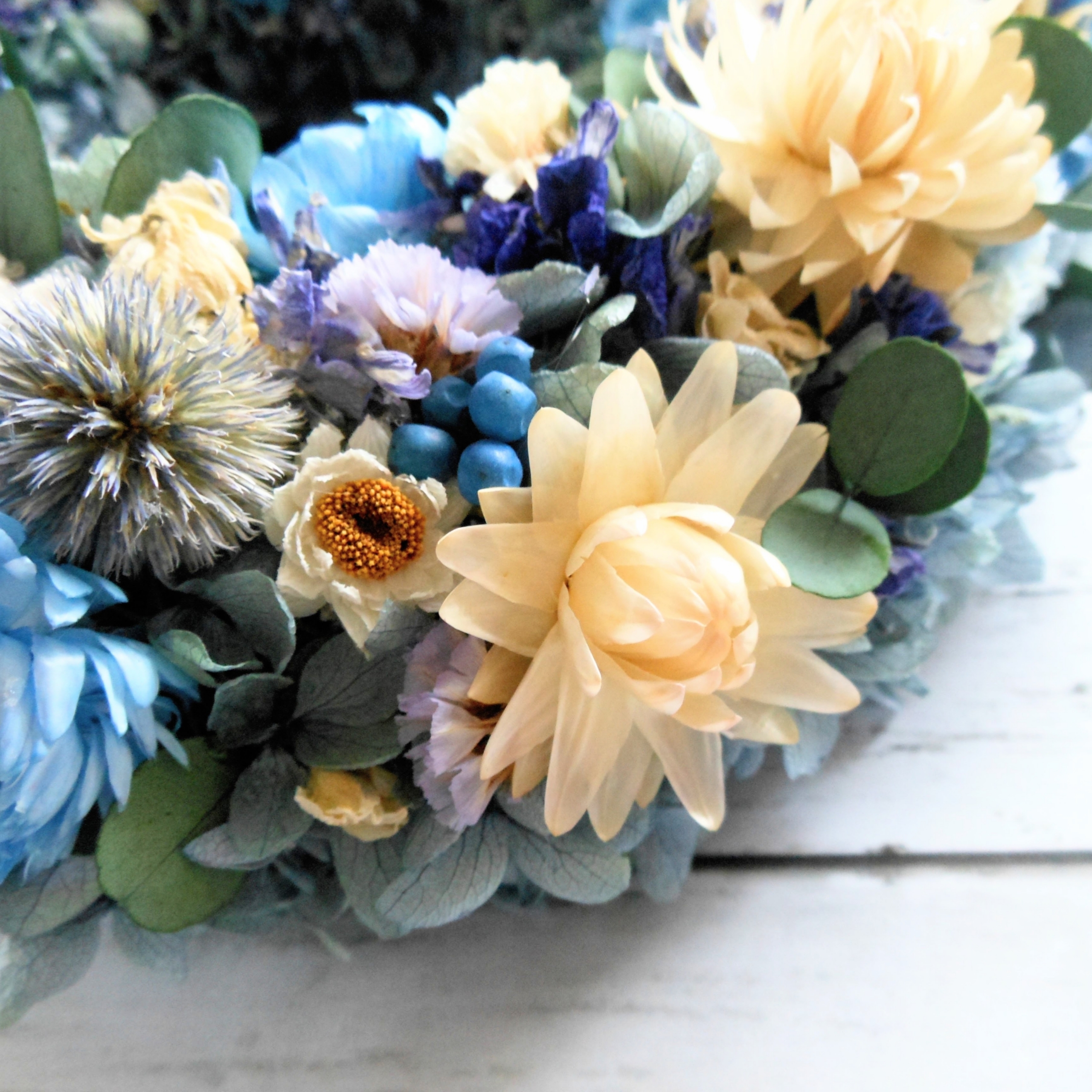 ヘリクリサムとユーカリと小花のたっぷりドライフラワーリース ブルー系 Mon Ange ハンドメイドアクセサリー プリザーブドフラワーショップ