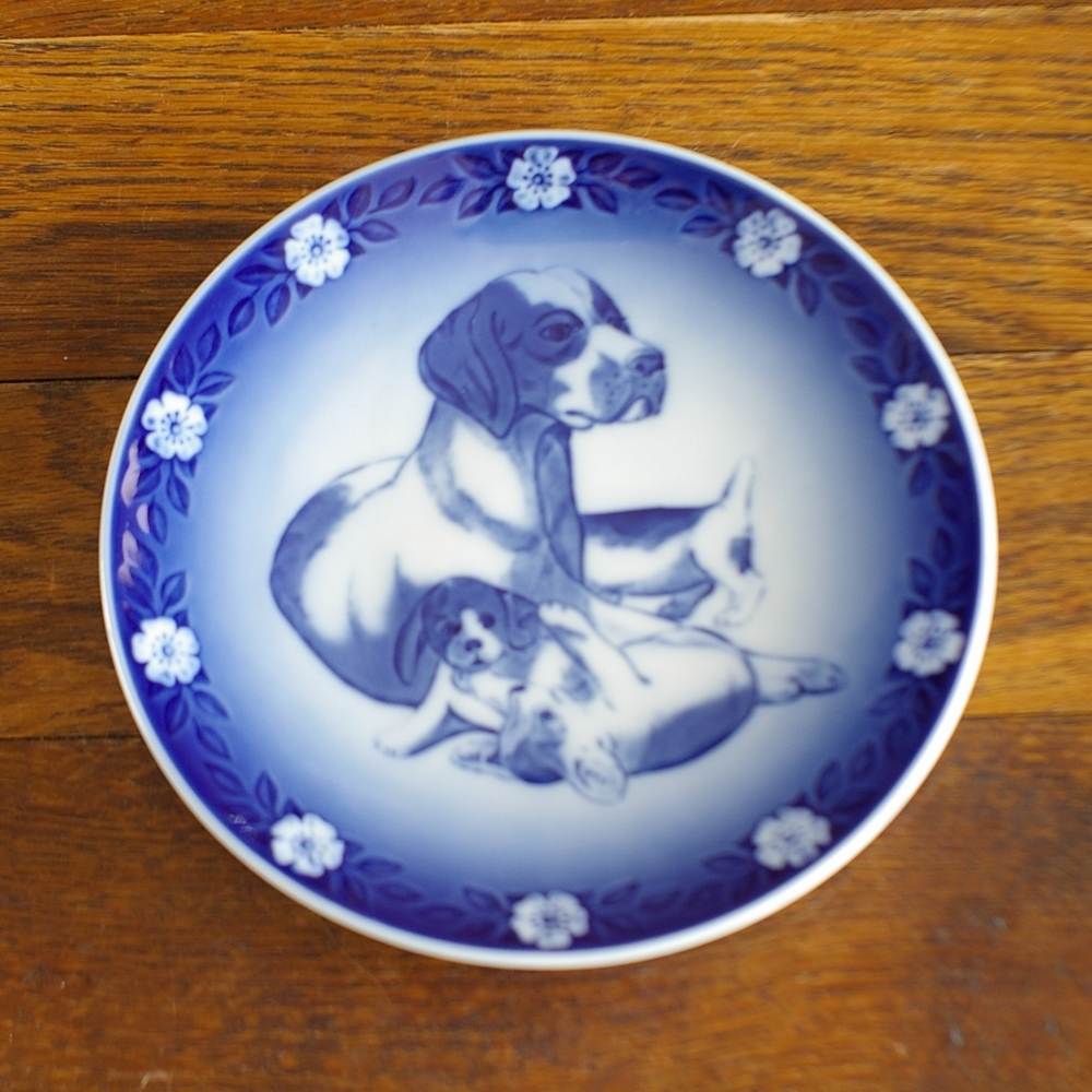 ロイヤルコペンハーゲン 犬の親子 イヤープレート 1986年 北欧ビンテージ雑貨 飾り皿 アンティーク Royal Copenhagen Mother Dog And Puppies Flohmarkt フローマルクト