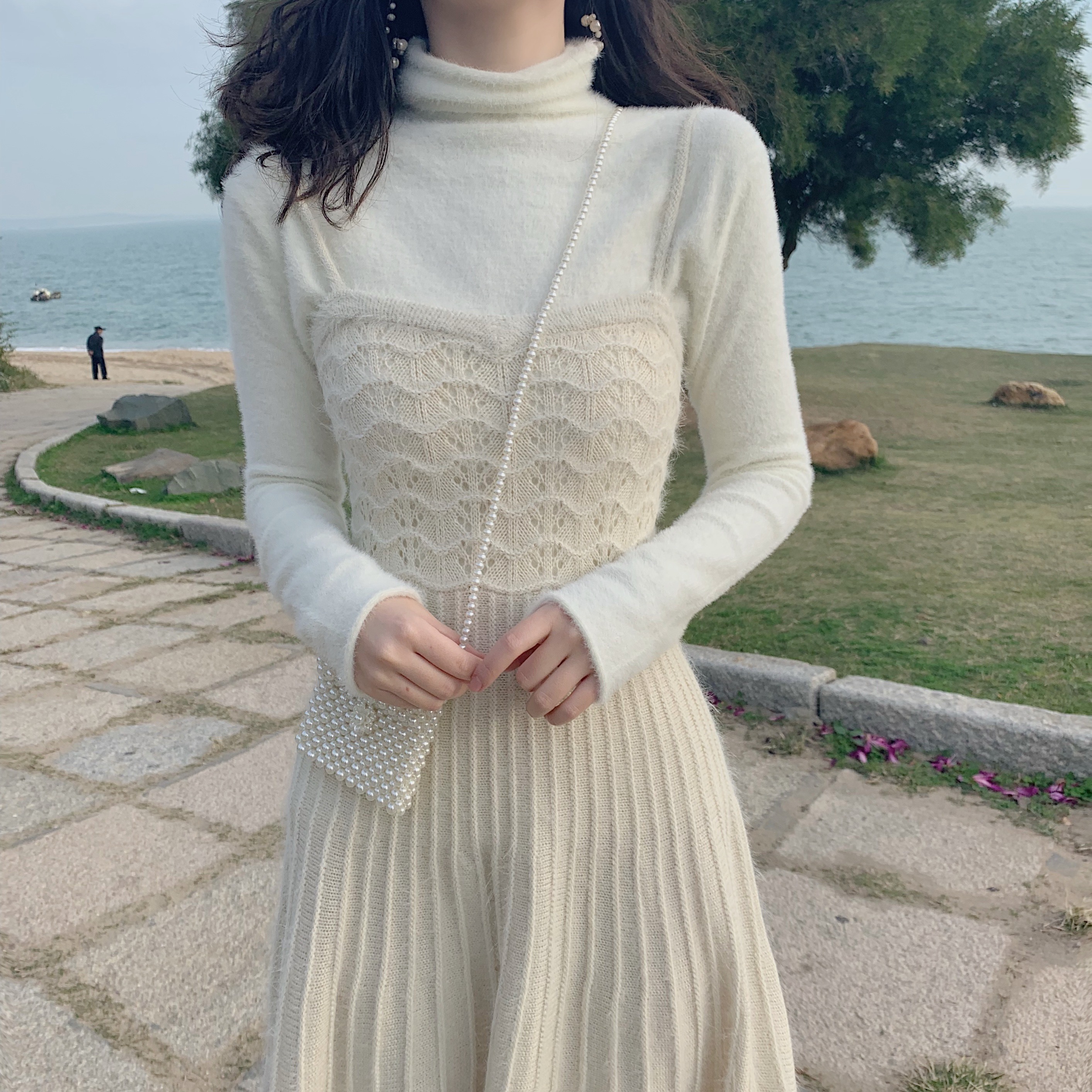 オルチャンファッション 韓国レディースファッション Ah0092 フェミニン モテコーデ ホワイト ニット キャミ ワンピース トップス 2点セット Aライン 送料無料 流行オルチャンファッション 人気のプチプラ韓国レディースファッション新作通販 Aliceholly