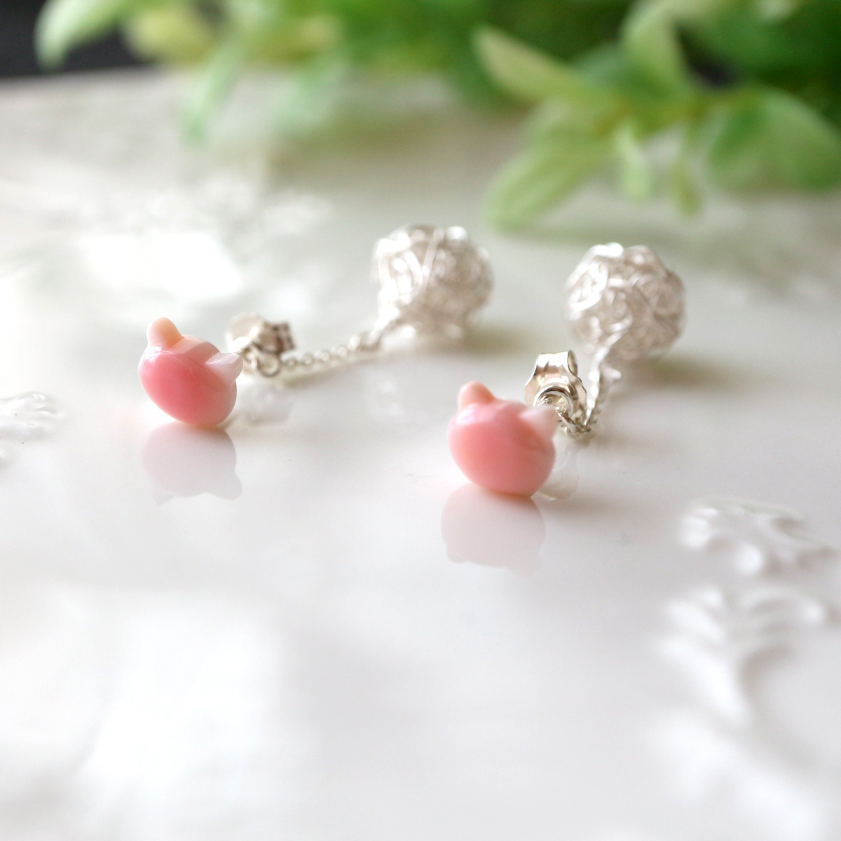 Silver999 ネコと純銀クロッシェボールの2wayピアス クイーンコンクシェル And F Net アンド エフ