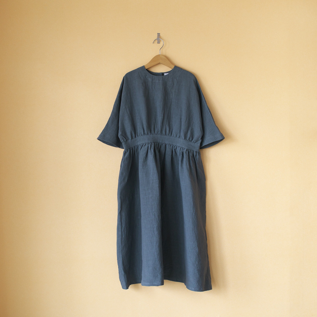 Magali マガリ スラブリネンギャザーワンピース ダスティーブルー Chelsea チェルシーオンラインショップ 四日市