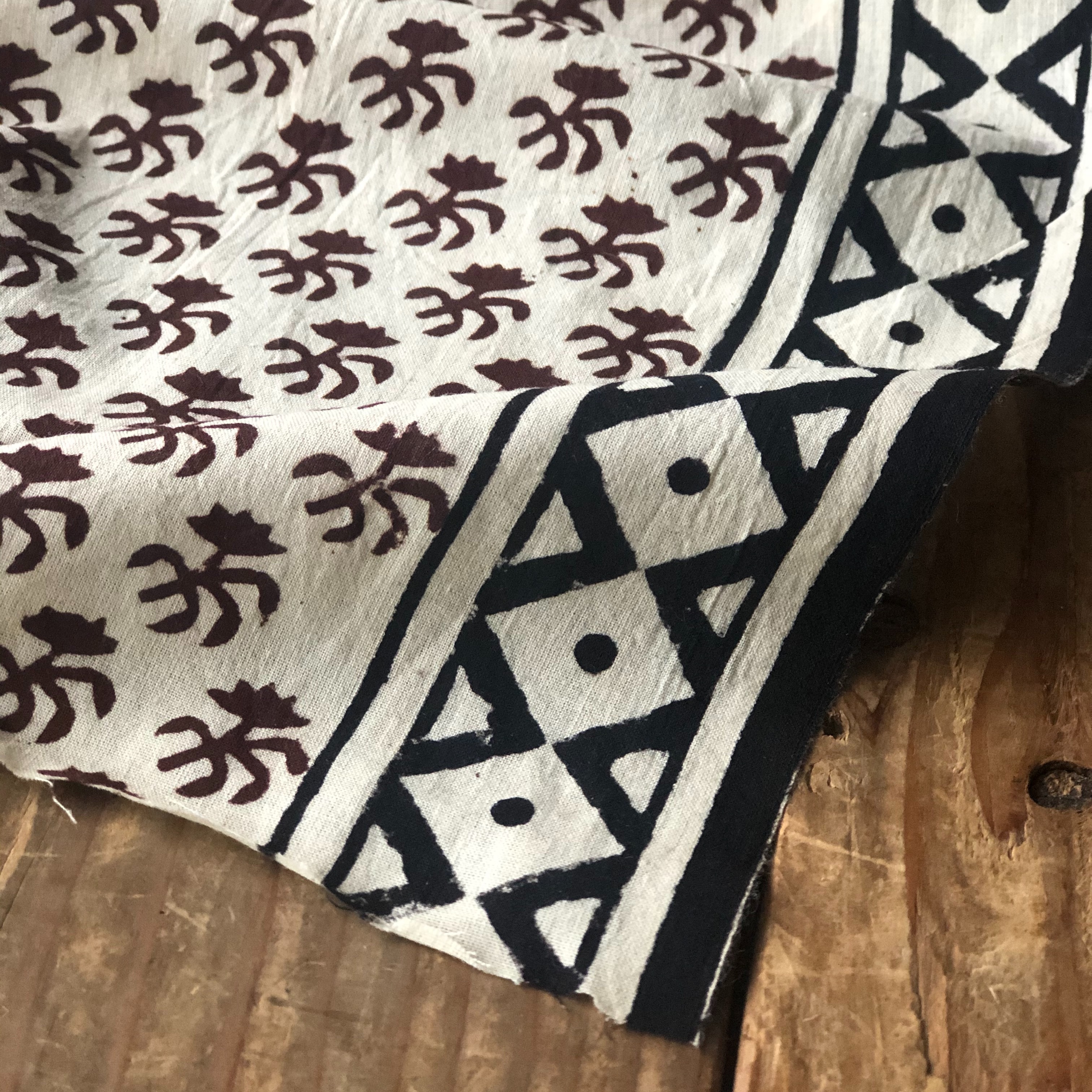 インド柄 No 16 生成り 赤 片側黒模様 コットン 南インドのブロックプリント Heirloom エアルーム Clothing Fabrics