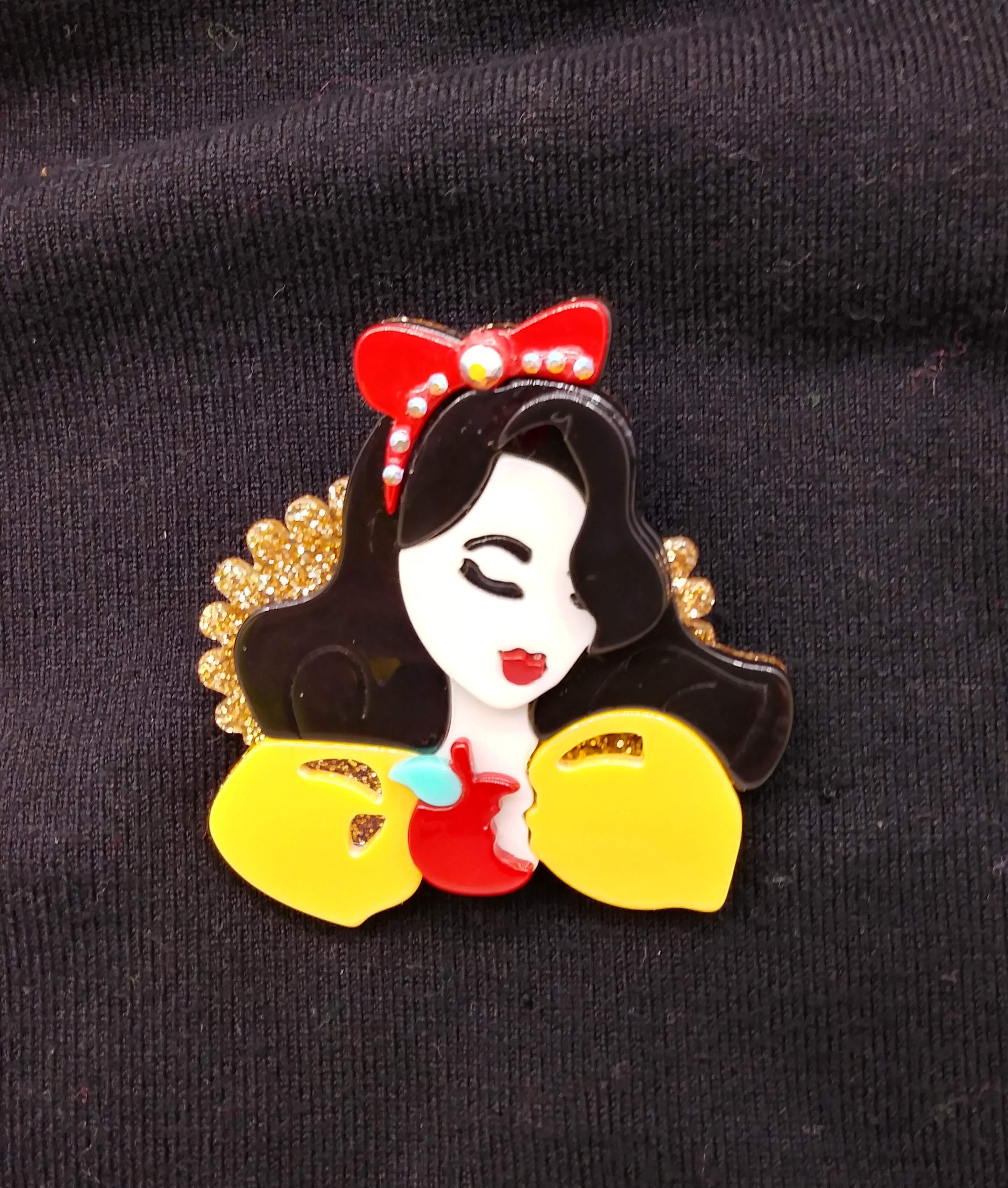 Snow White 白雪姫 ブローチ スワロフスキー ハンドメイド 大人かわいい アクセサリー プリンセス お姫様好き プチプラアクセ Neons