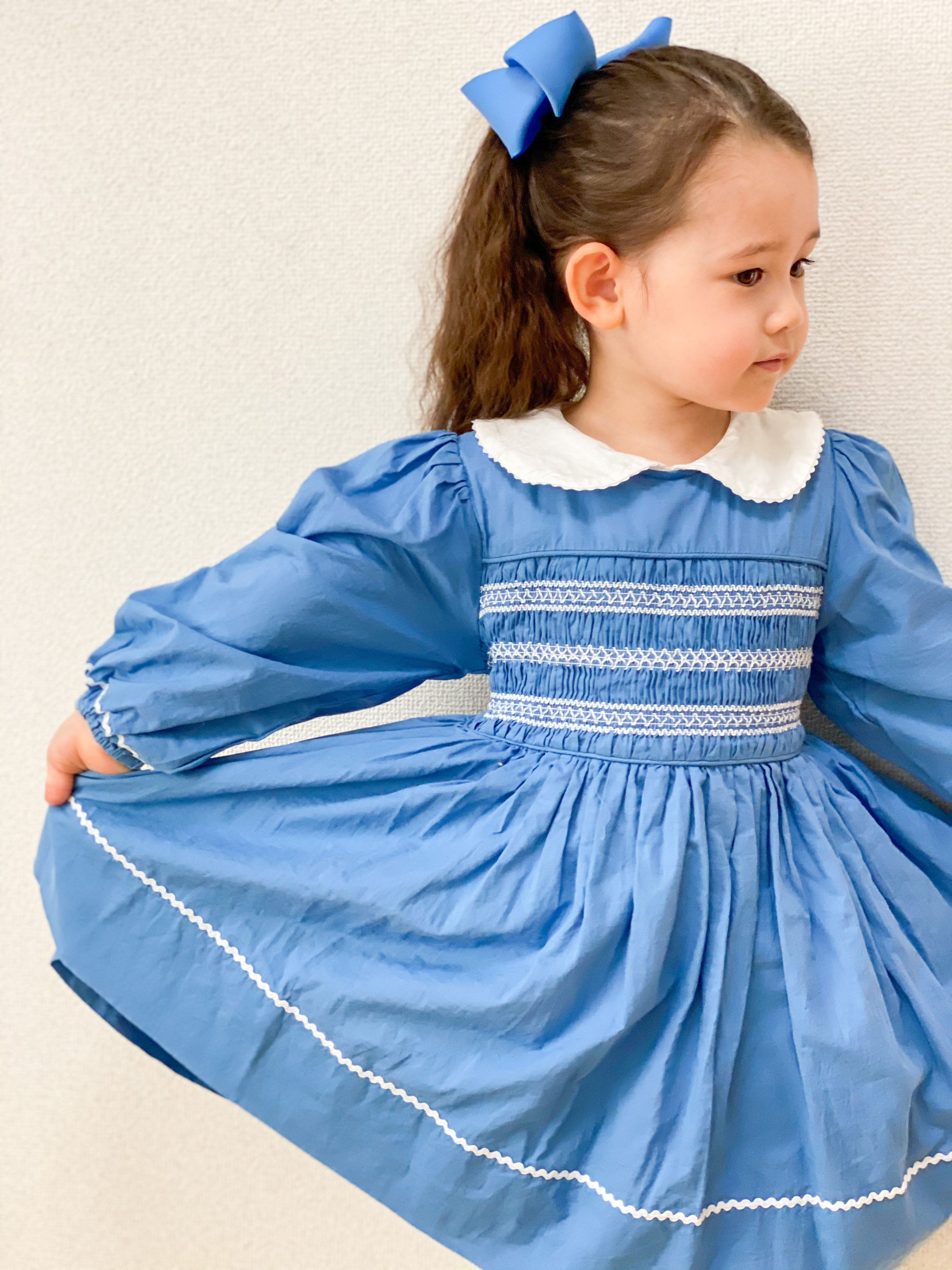 241 バイカラー襟スモッキングワンピース Amada