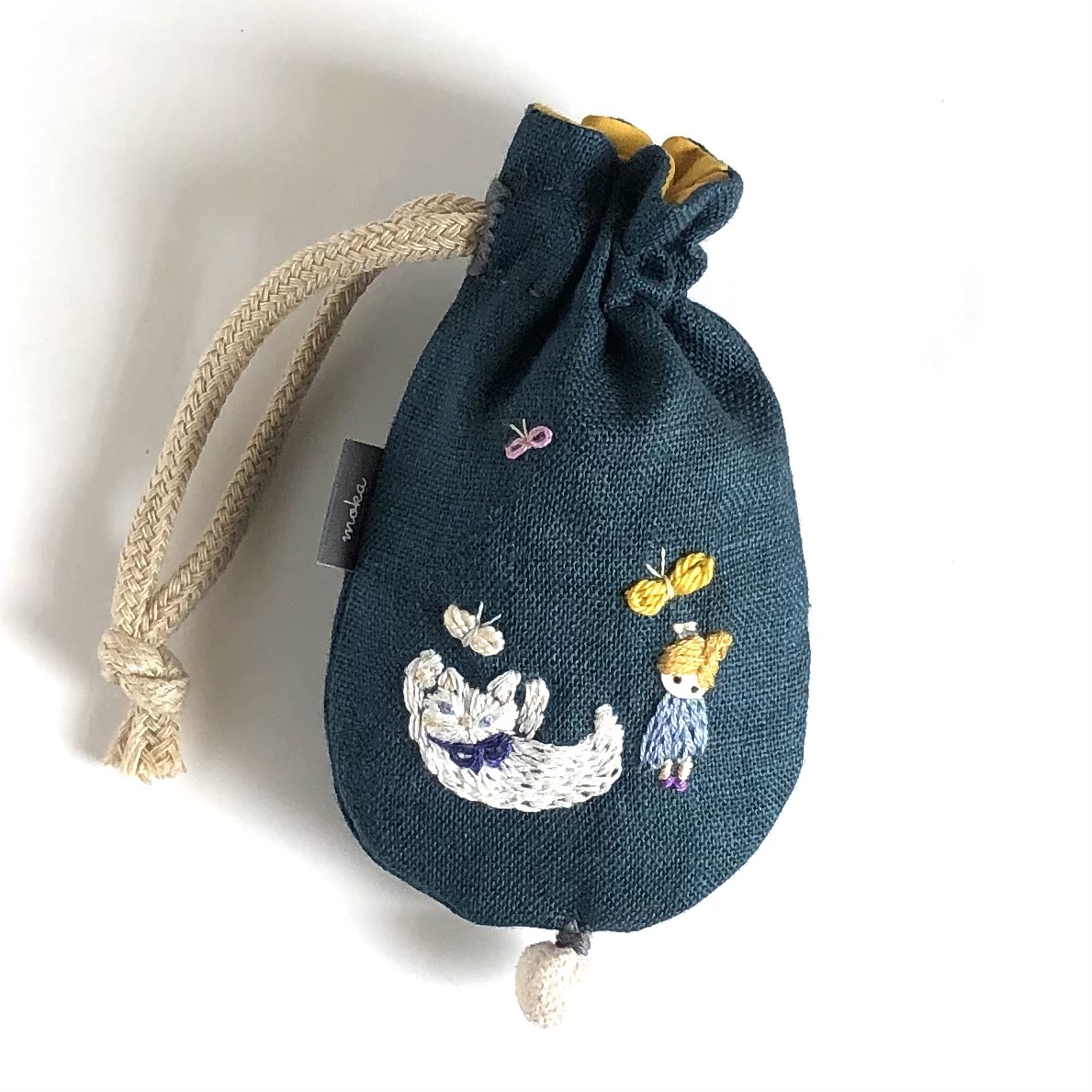 ヨーロッパリネンの小さな巾着 猫と蝶々と遊ぶ女の子 モカ刺繍雑貨店