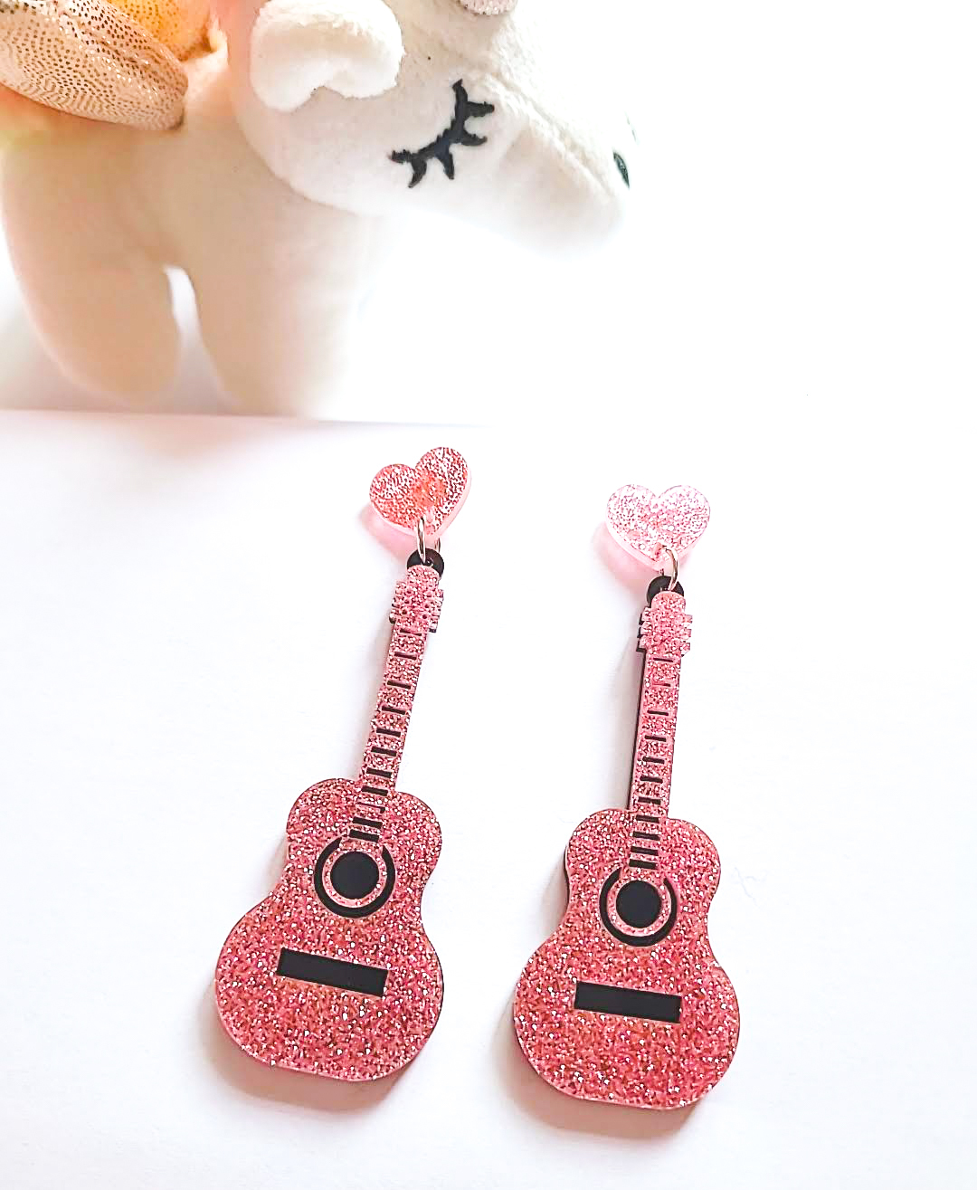 キラキラハートにギターピアス イヤリング ギター 楽器 ハート 音楽 ミュージック ロック ミュージシャン デート イベント 女子会 かわいいアクセサリー ハートモチーフ ハート きらきら Neons