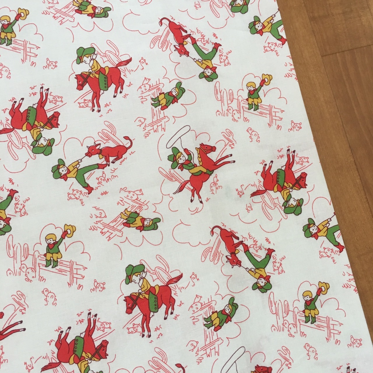 Windham Fabrics Storybook Ranch 白地に赤 りんごちっく