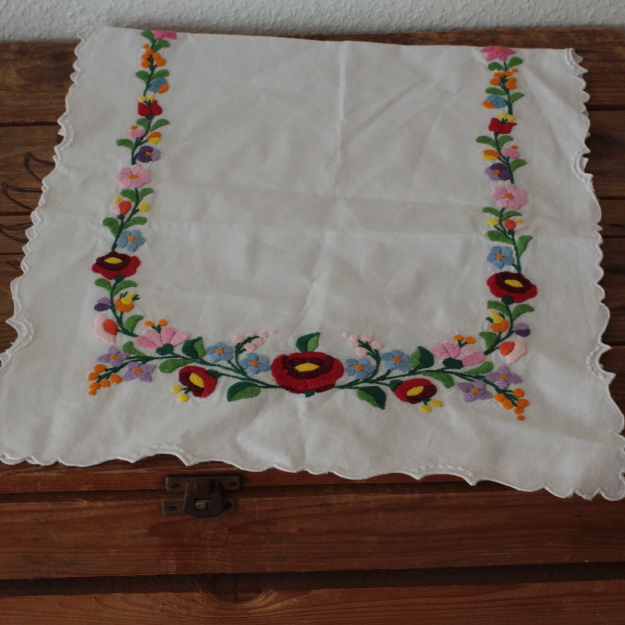 ドイツ ヴィンテージ 刺繍のテーブルセンター テーブルクロス Usagi