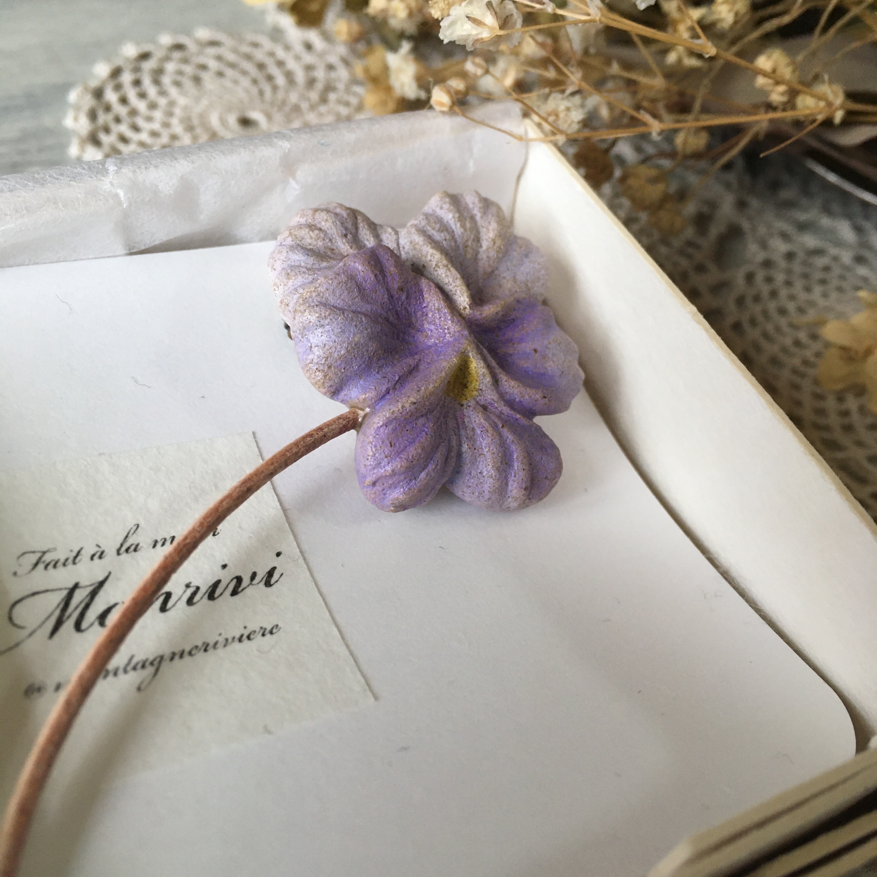 Monrivi ビオラビビ クリアライトブルー ブローチ くるもり雑貨店