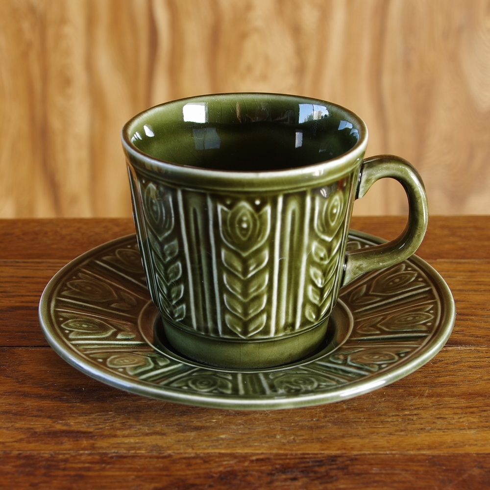 イギリス製アンティーク食器 Tams ダークグリーン 花柄エンボス カップ ソーサー 3 タムズ イングランド ヴィンテージ レトロ Flohmarkt フローマルクト