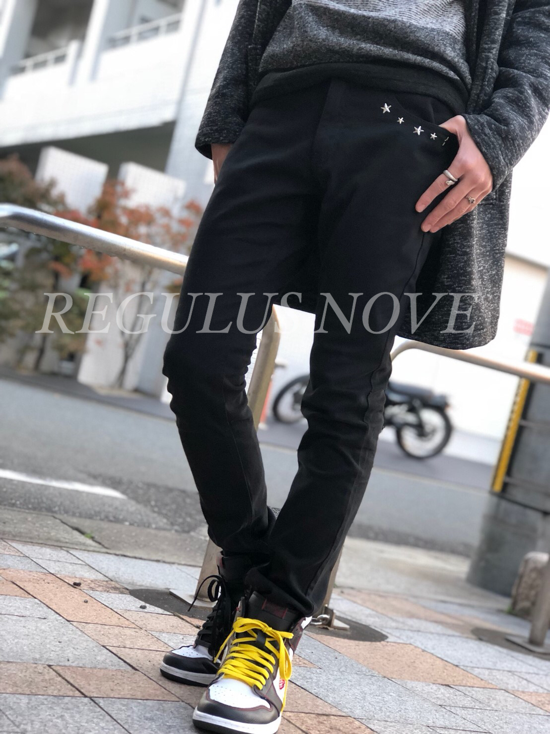 Regulus Nove ポイントスタースキニーパンツ メンズ 男物 紳士服 細身 タイト ボトム 黒 スタッズ 星 シンプル Regulus Nove