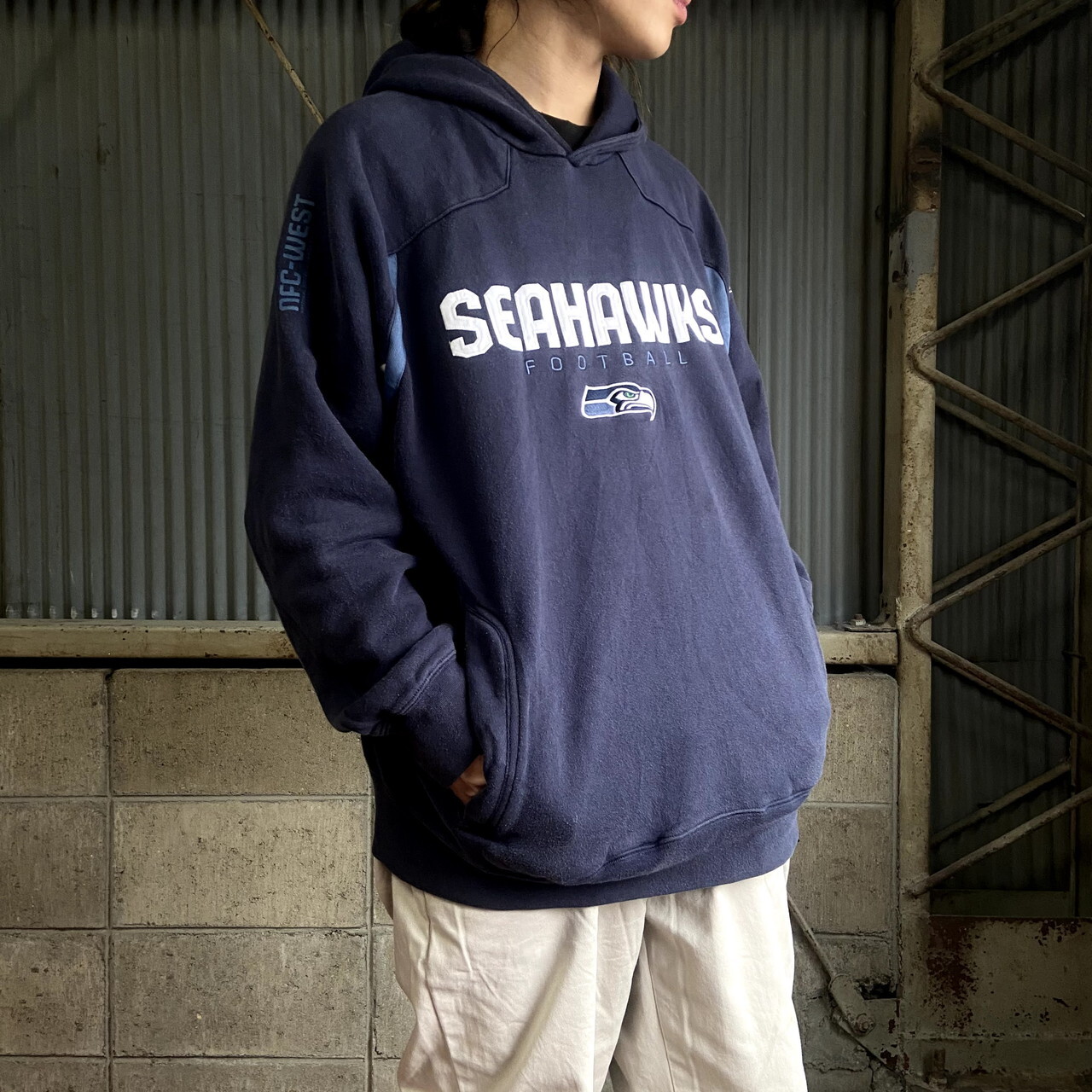 Reebok リーボック Nfl シアトル シーホークス チームロゴ刺繍 プルオーバーパーカー メンズl相当 古着 スウェットパーカー Seattle Seahawks ネイビー 紺色 パーカー All15 Cave 古着屋 公式 古着通販サイト 100時間限定all15 Off開催中