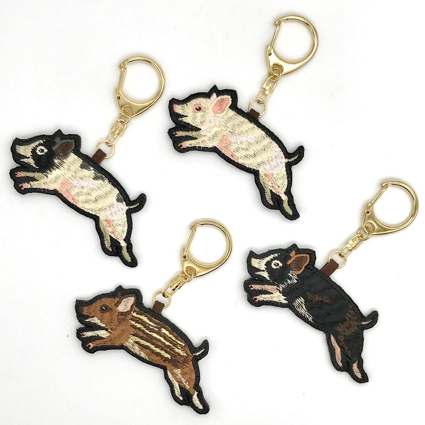 幸せを運ぶブタの刺繍ワッペン アトリエリジッタ