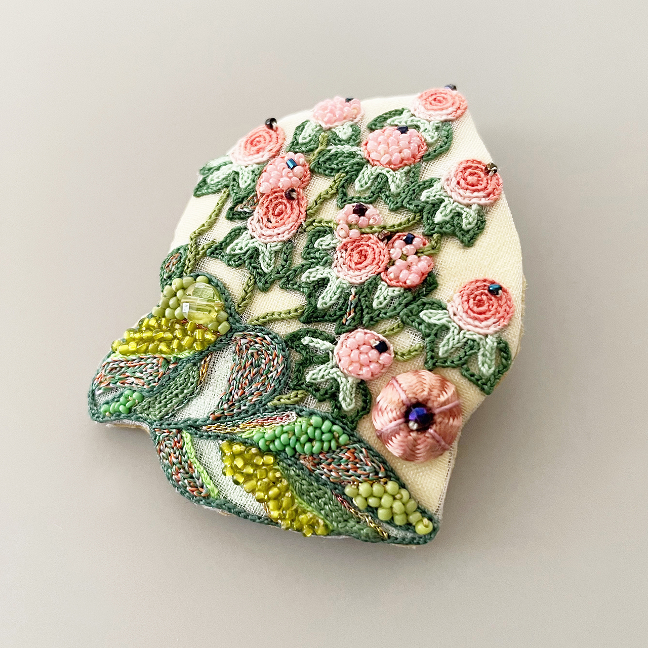 ヒペリカムブローチ Rika Ogasawara 福岡 フランス ボヴェ刺繍 ウェディング アクセサリー 作家