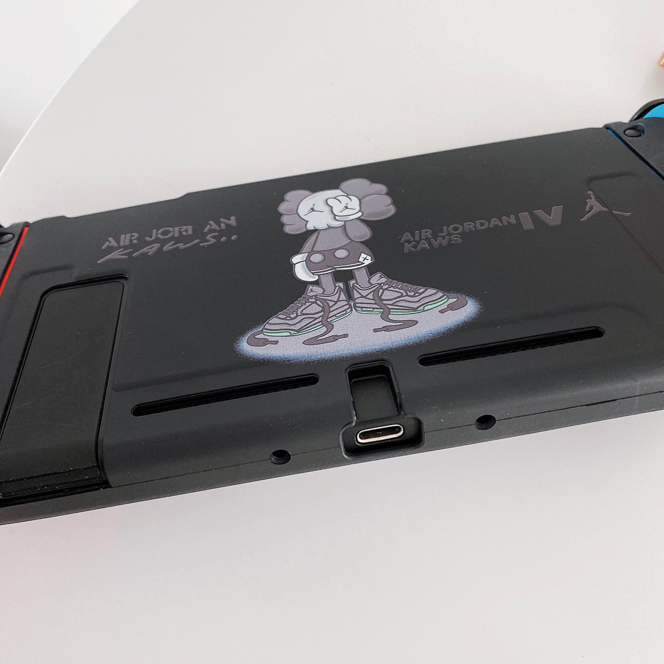 任天堂 Switch カバー 握りやすいグリップ 分体式 ニンテンドウ スイッチ ケース Tpu製 Joy Con保護 カバー ジョイコンカバー 全面保護ケース かわいい Nintendo Switch Kaws かわいいairpodsケース Switchカバー Iphoneケース Airtagホルダー New I