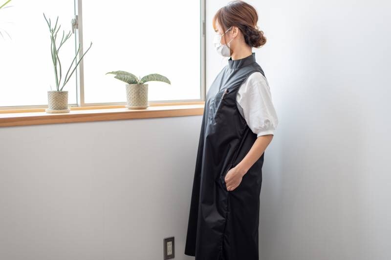 日本製 アースカラードレスエプロン 可愛い袖なしタイプ おしゃれなクリニック 歯科 サロンに大好評 国産撥水ポリエステル素材で感染症対策にも ネイル エステ 美容 接客 作業 Valley Mode 可愛い日本製エプロン 長袖エプロン ガウン 予防衣